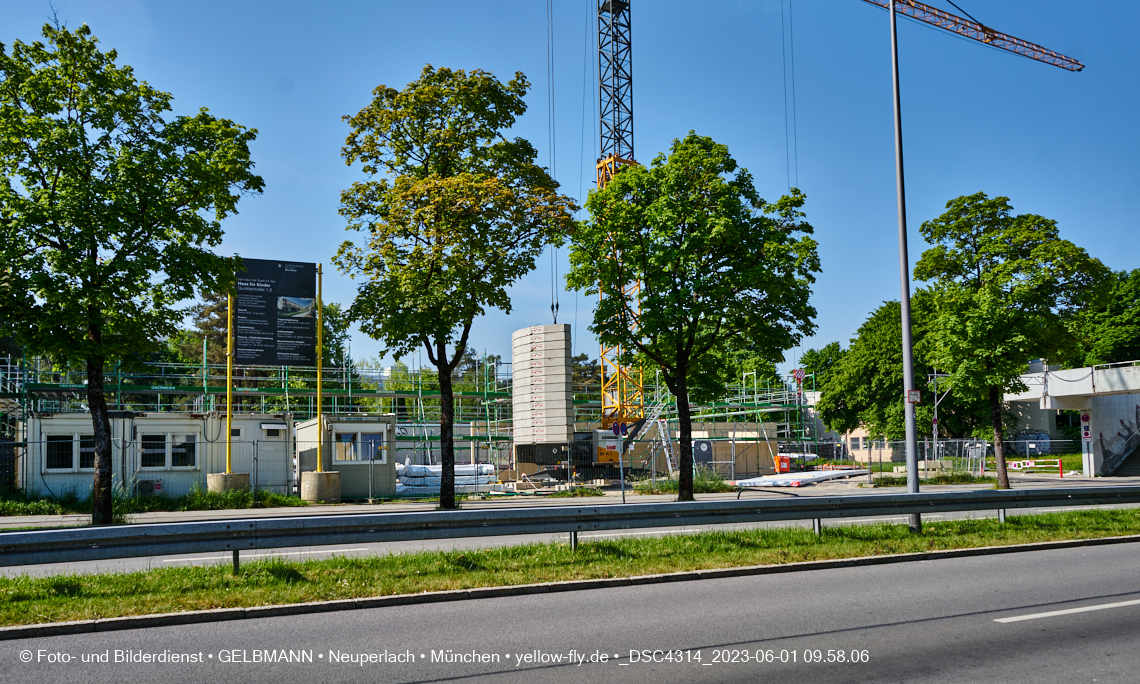 01.06.2023 - Neue Holzwände für das Haus für Kinder in Neuperlach in München